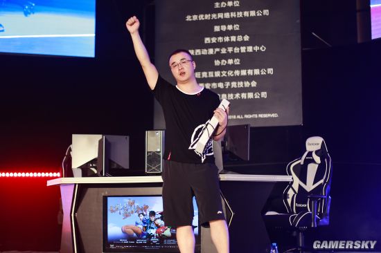 九游娱乐LP“球球”再夺冠！玩家齐聚FFC终极格斗冠军联赛西安站！(图1)