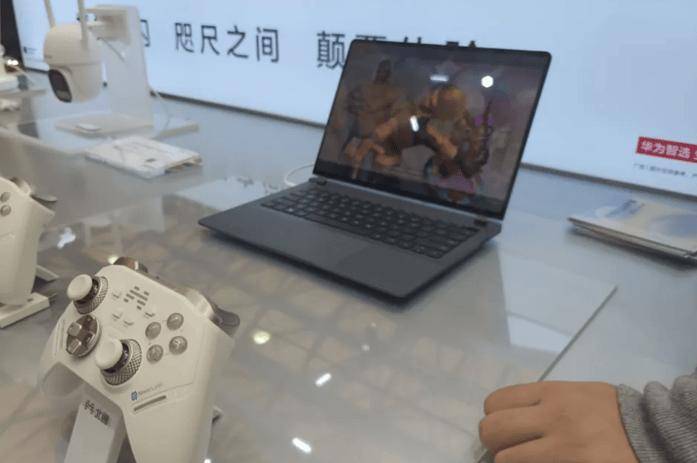 华为AWE 2025展示北通智能手柄星闪款游戏九游娱乐竞技新神器来袭！(图3)