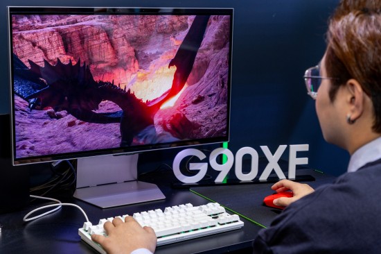 九游娱乐三星3D电竞显示器G90XF惊艳亮相AWE 2025裸眼3D打造沉浸式游戏新体验(图3)