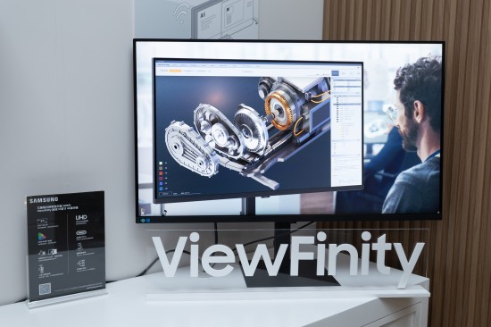 九游娱乐三星3D电竞显示器G90XF惊艳亮相AWE 2025裸眼3D打造沉浸式游戏新体验(图8)