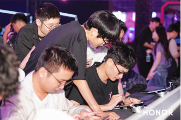 荣耀平板GT亮相上海追梦骇客超感玩家盛典极致电竞平板性能引玩家体验九游娱乐(图3)