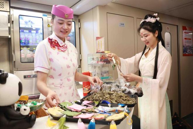 香包制作、投壶竞技、谜语竞猜……旅客在车厢感受非遗文化九游娱乐(图1)