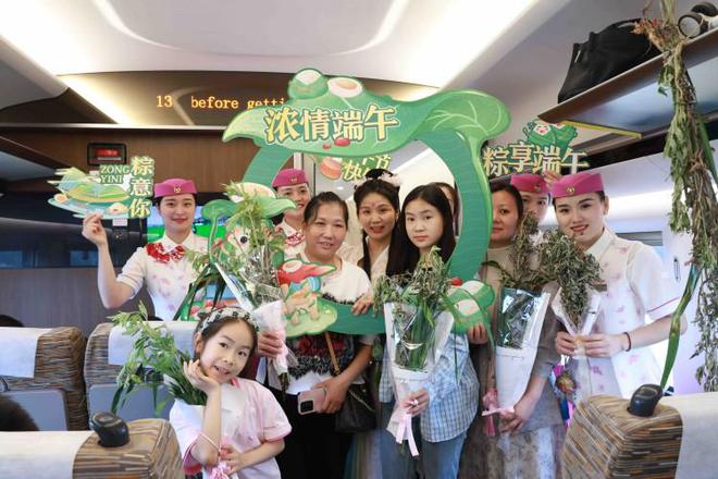 香包制作、投壶竞技、谜语竞猜……旅客在车厢感受非遗文化九游娱乐(图2)