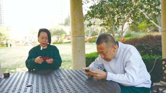 杭州夫九游娱乐妻退休的第一件事就是想打电竞(图1)