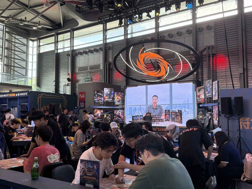 九游娱乐2025ChinaJoy新游尝鲜：全球首发！LOL首款实体卡牌游戏《符文战场》正式发售(图2)