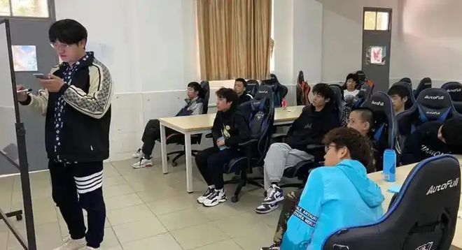 九游娱乐电竞梦的残酷线岁选手深夜告别职业电竞不只是打游戏！(图4)