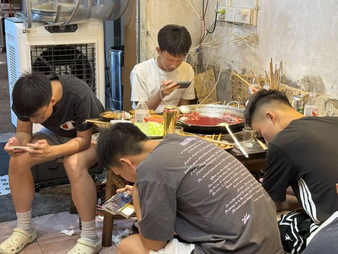 从上线九游娱乐到刷屏瓦手上线一周热度不减潮流竞技引爆山城(图6)