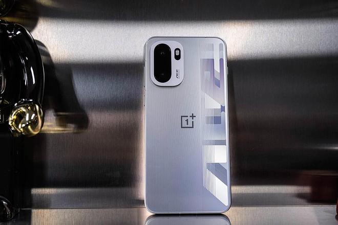 九游娱乐一加ACE6评测：开启165Hz的竞技新纪元(图3)