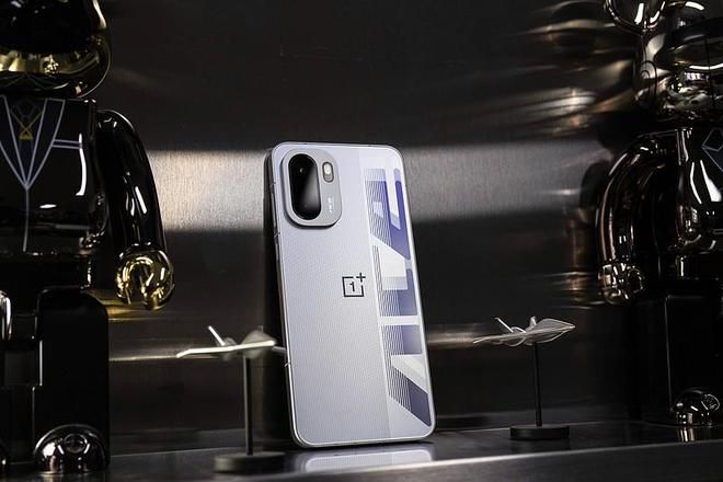 九游娱乐一加ACE6评测：开启165Hz的竞技新纪元(图2)