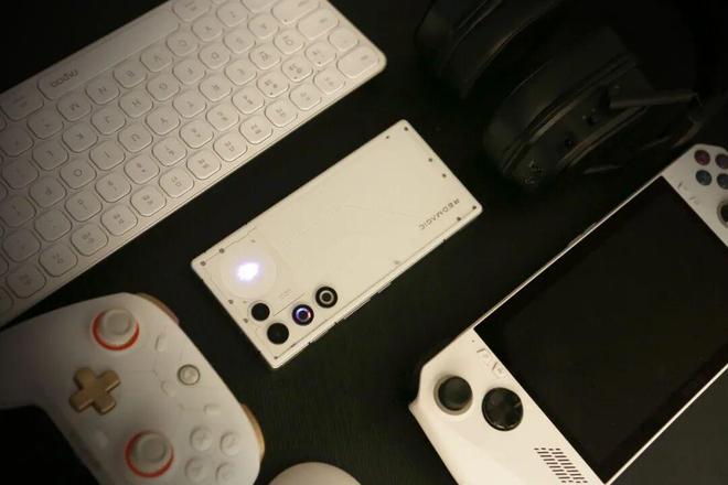 九游娱乐当轻薄机身注入性能基因Air的灵魂就此激活｜红魔11 Air风冷散热卷土重来(图15)