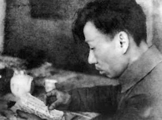 刘少奇：毛主席的伟九游娱乐大是在关键时刻他比我们站得高看得远！(图7)