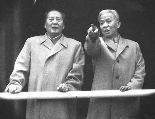 刘少奇：毛主席的伟九游娱乐大是在关键时刻他比我们站得高看得远！(图8)
